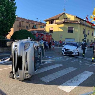 Scontro a S.Agabio, tre feriti, auto ribaltata