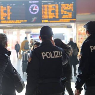 7 indagati e quasi 3 mila persone identificate: i numeri del bilancio settimanale della Polizia nelle stazioni e sui treni del Piemonte