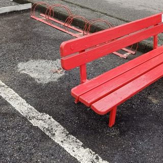 A Trecate è stata installata la Panchina Rossa contro la violenza di genere