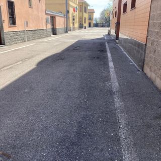 Amianto sulle strade: i residenti di Pernate hanno segnalato il problema alle autorità competenti