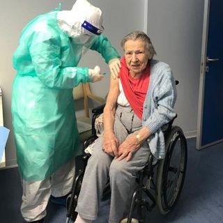 Nonna Maria apre le vaccinazioni alla Rsa Squarini di Momo