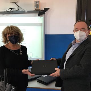 La Saprom dona 20 computer portatili al laboratorio della Scuola Primaria &quot;Don Saino&quot; di Cerano