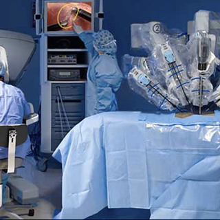 A Novara il primo intervento in Piemonte di epatectomia destra con l’utilizzo del robot Da Vinci XI Surgical System