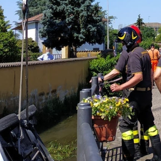 Auto finisce in una roggia a bordo strada