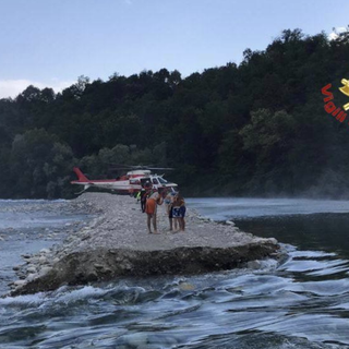 Intrappolati su un isolotto di sabbia nel Ticino: un adulto e quattro bambini salvati dall'elicottero dei vigili del fuoco