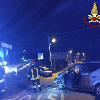 Borgo Ticino, frontale tra due auto sulla statale 32