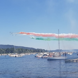 Le Frecce Tricolori disegnano il cielo del Lago Maggiore