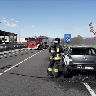 Borgo Ticino, auto distrutta dalle fiamme