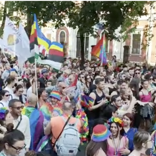 Al Pride di Novara duemila persone sfilano per il centro cittadino VIDEO