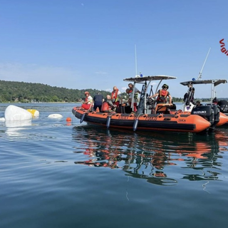 La barca della tragedia recuperata dalle acque, in mezzo ai turisti di un giorno &quot;normale&quot; VIDEO