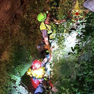 Scivola su una roccia sotto il ponte della Gula, momenti di paura per un pescatore novarese