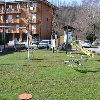 Terminati i lavori nell'area di via IV Novembre: parcheggio, verde e giochi con videosorveglianza