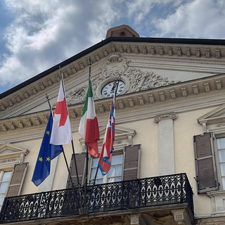Giornata mondiale della croce rossa: una bandiera esposta per ringraziare i volontari trecates