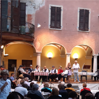La XVI edizione della &quot;Rassegna provinciale di poesie dialettali&quot; torna a Gozzano con un'atmosfera da osteria all'aperto