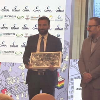 Ecoforum 2023: l'assessore all'ambiente Raffaele Lanzo ritira il premio Cial Comuni ricicloni per la raccolta differenziata dell'alluminio