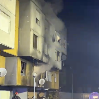 Incendio in un edificio popolare a Sant' Agabio, famiglia evacuata. VIDEO