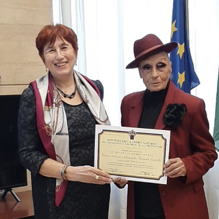 Riconoscimento patriottico dal presidente dell'Istituto Nastro Azzurro di Novara al questore