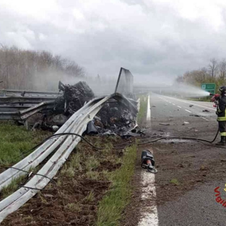 Ferrari in fiamme dopo incidente sulla A4: due morti carbonizzati
