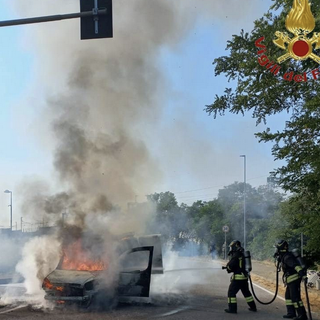 Novara, furgone in fiamme in via delle Americhe