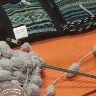 Knitting’s Room: un intreccio di fili, storie e solidarietà ad Arona