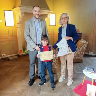 Il piccolo Damiano premiato come assiduo frequentatore della Biblioteca