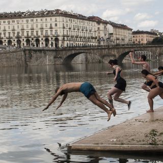 Nutrita partecipazione al tuffo-denuncia organizzato da Legambiente