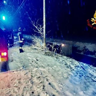 A Granozzo un furgone finisce nel canale, intervengono i Vigili del Fuoco