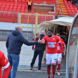 Ezio Rossi incita Giulio Ebagua e la squadra all'ingresso in campo (foto Ezio Macchi)