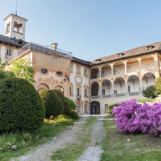 “Riflessi Multiculturali sul Lago”: l’arte come ponte di pace a Villa Nigra
