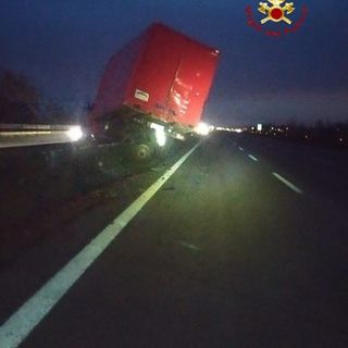 Dal Nord Ovest. Scontro tra un tir e un furgone all'altezza di Carisio