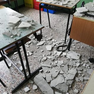 Crollo di una parte dell'intonaco del soffitto all’IT Nervi di Novara