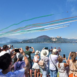 Folla sul lago Maggiore per lo show con le Frecce Tricolori. VIDEO