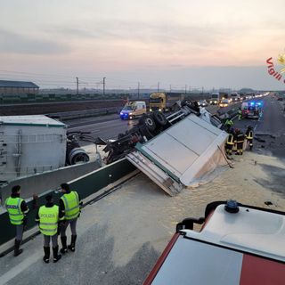 Incidente sulla A4, tir carico di farina salta la carreggiata e si ribalta
