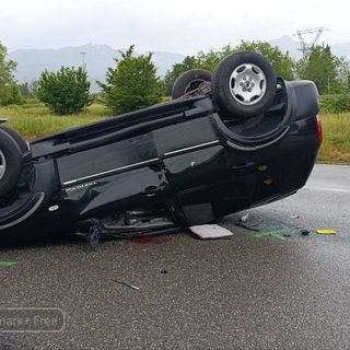 Cronaca nord-ovest: scontro tra due auto a Ponderano, una si ribalta: coppia finisce in ospedale FOTO
