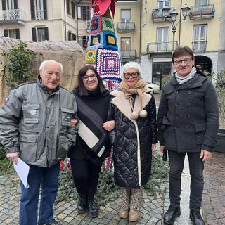 A Trecate si accende &quot;L'albero del cuore&quot;: un simbolo di solidarietà natalizia