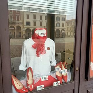 Giornata internazionale contro la violenza sulle donne: Trecate si veste di rosso