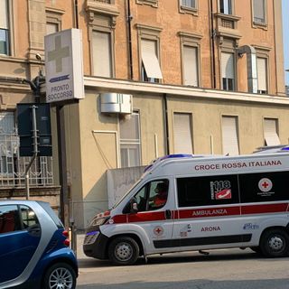 Investita da un'auto a Novara mentre attraversa la strada con il cane: donna in condizioni critiche