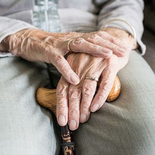 Metà dei datori di lavoro di badanti e babysitter chiedono aiuti economici