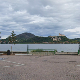 Mercatino della creatività: un'esplosione di talento e colori sul lungolago di Arona