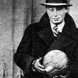 Dai campi di calcio ai campi di concentramento:  in un libro l’Olocausto di Árpád Weisz nel segno dello sport     Una nuova ricerca di Giovanni Cerutti sul grande allenatore dell’Inter morto ad Auschwitz che portò il “sistema” in Italia, lanciò Meazza e vi