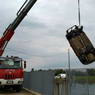 Auto finisce nel canale a Terdobbiate, recuperata dai Vigili del Fuoco