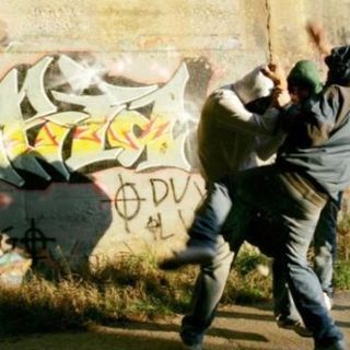 Dal Nord Ovest: Chivasso, baby gang aggredisce due giovanissimi e poi si accanisce contro un 49ennel padre di uno dei ragazzi rapinati aveva provato ad intervenire. Sull'accaduto ora indagano i carabinieri
