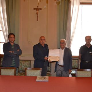 Borgomanero premia Carmelo Rodà, decano dei barbieri