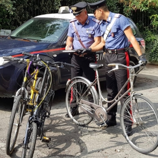 Ladri di biciclette in azione. Ma i carabinieri li scoprono