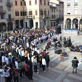 A Borgomanero flash mob per la pace