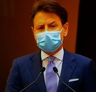 Conte: “Faremo il possibile per proteggere salute ed economia. Pronti indennizzi a fondo perduto per settori colpiti”
