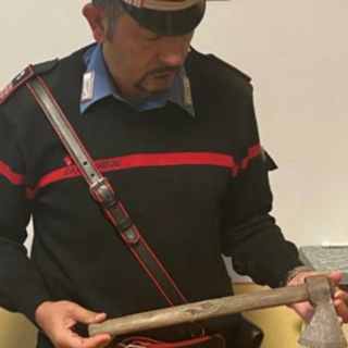 Notizie dal Piemonte. Serravalle: Insegue il nonno brandendo un'ascia: 35enne in manette per maltrattamenti in famiglia