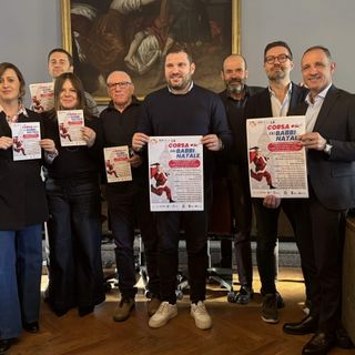 Novara, torna la corsa dei Babbi Natale: sport e solidarietà in un evento unico