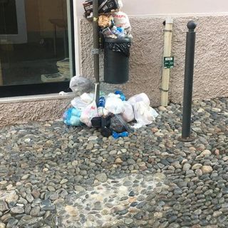 Abbandonavano i rifiuti nei cestini, individuati dalle fototrappole