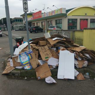 Abbandonano rifiuti, obbligati a ripulire